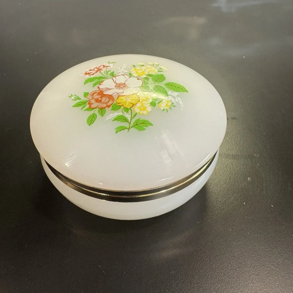 Vintage 1960's MCM Lucite Floral Trinket - White - Hong Kong‎ Hinged